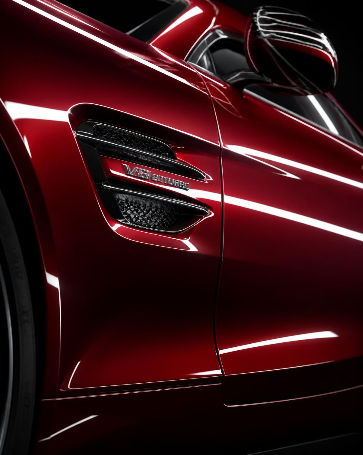 Détail d'une carrosserie fraîchement peinte en rouge laqué